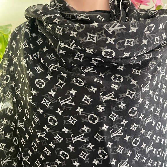 Louis Vuitton Silk Monogram Scarf. - Picture 14 of 16